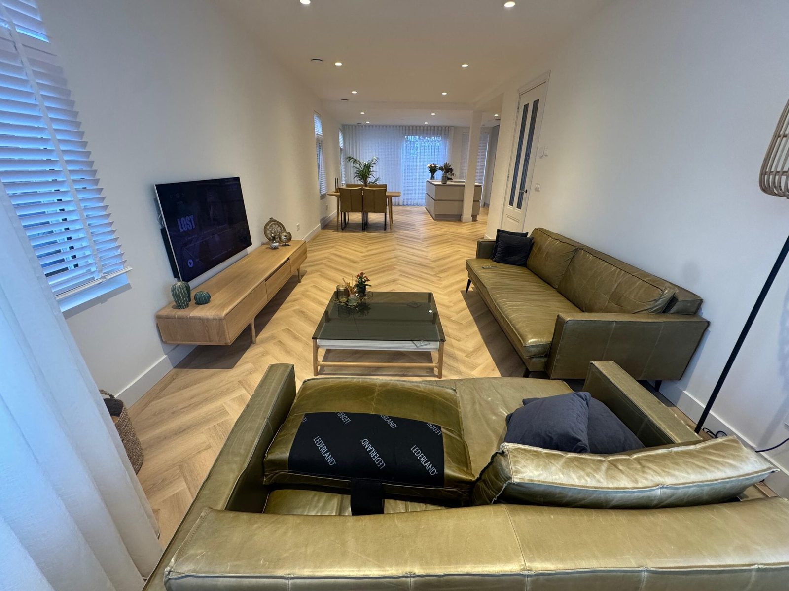 Complete woningrenovatie met visgraatvloer en houten jaloezieen